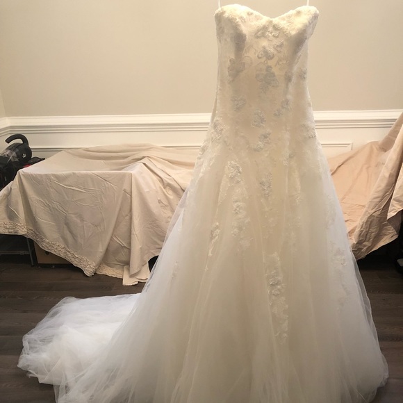 Classic Pronovias Wedding Dress - Picture 5 of 8